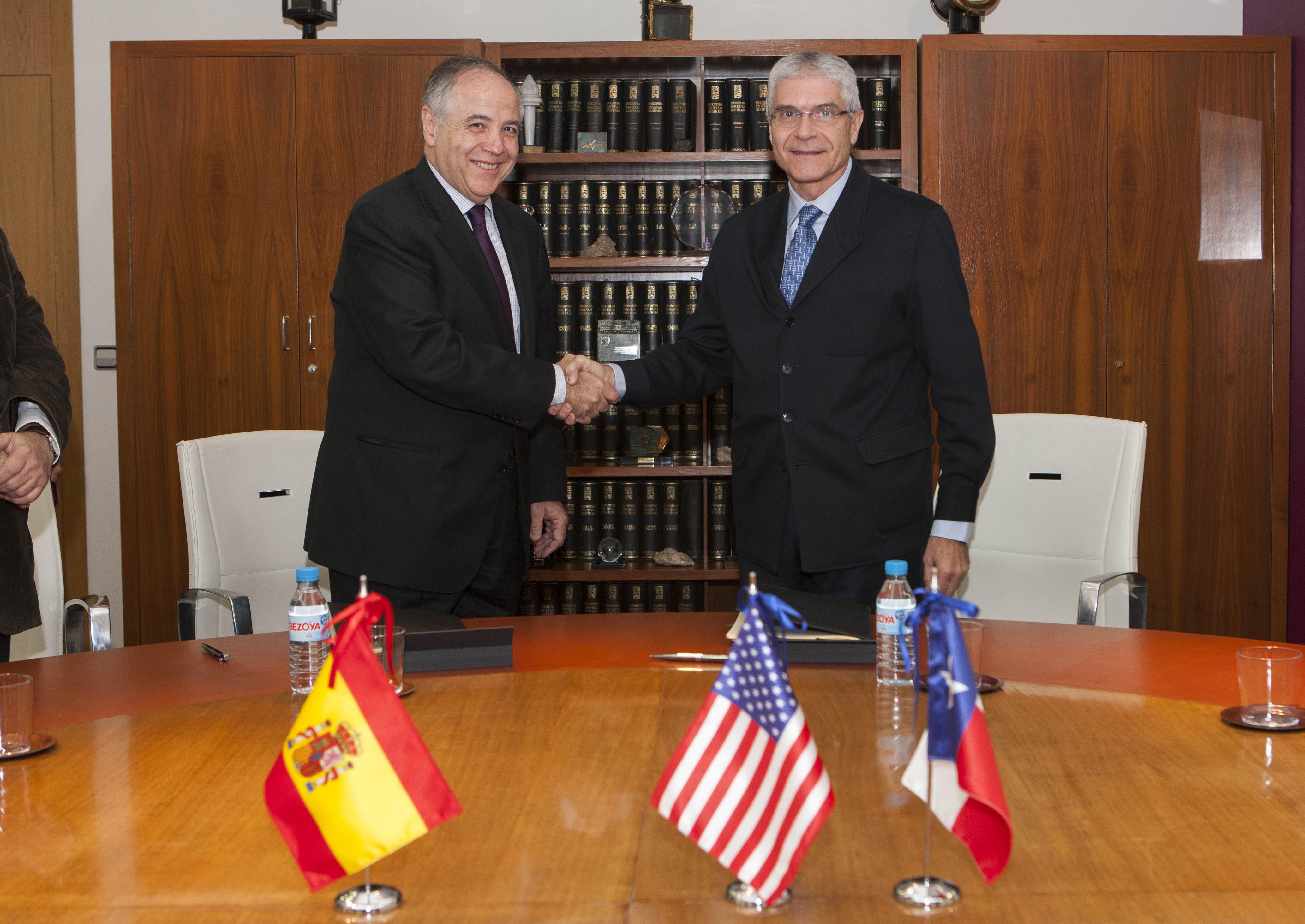 It's official! Texas Central CEO Carlos Aguilar signs contract with Renfe President Isaías Táboas. It's official! Texas Central CEO Carlos Aguilar signs contract with Renfe President Isaías Táboas.